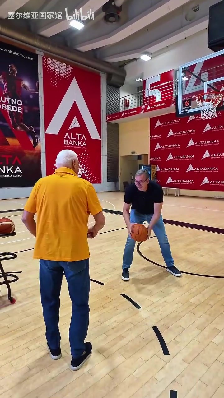 塞尔维亚总统武契奇球场秀球技，展现篮球基本功🏀