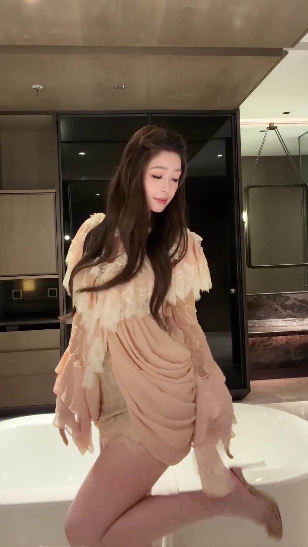 周楷恒老婆椰子穿蕾丝裙跳舞,这谁看了不嫉妒巨龙啊😠