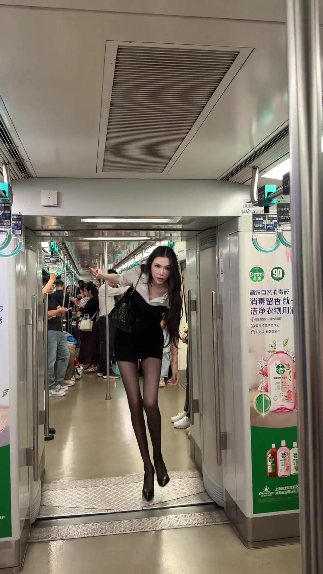 姐姐太飒啦😍 在地铁遇到2米高的“诺姐”你敢上去打招呼吗?